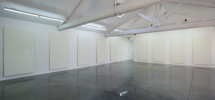 Olivier Mosset, "Sans titre", 2010. 9 peintures. Polyuréthane sur toile, 243.8 x 121.9 cm chaque. Courtesy Campoli Presti, Londres/Paris. Photographie J.P Planchon. 