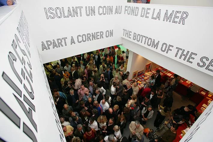 2006 Lawrence Weiner, "A means to an end un moyen une finalité". Inauguration du musée à Sérignan.