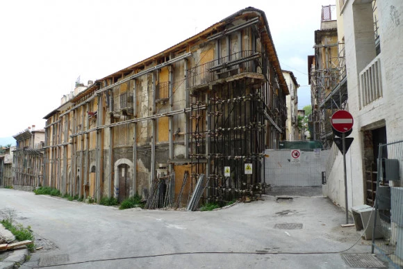 Veit Stratmann. "Irréalisables/Indéfendables"