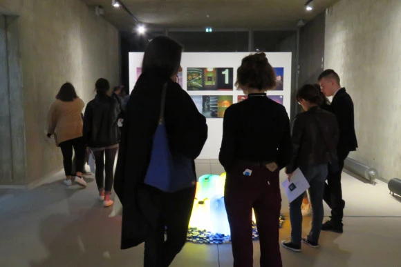 Rencontre et visite avec les élèves commissaires de l'exposition "Réfléchir la lumière" à L'Annexe du Mrac