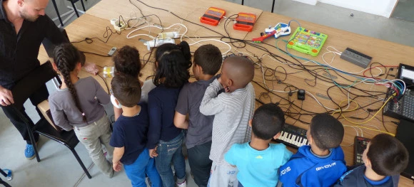 Mes vacances au musée. Initiation au circuit-bending, atelier animé par le musicien Bololipsum