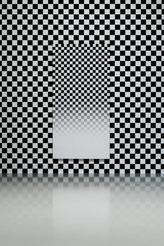 Philippe Decrauzat, "The Primary Forms are Larger and Smaller Squares Alternately Light and Dark, which Cover Most of the Field, Resembling a Chess Board", 2016, peinture murale.