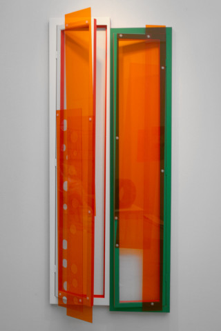 Tobias Rehberger, "Tollhaus Studio Window", 2006. Plexiglas et MDF laqué, 238 × 97 × 4,5 cm. Collection du Cnap en dépôt au Mrac Occitanie, Sérignan. Crédit photo : Galerie Micheline Szwajcer © Tobias Rehberger / Cnap