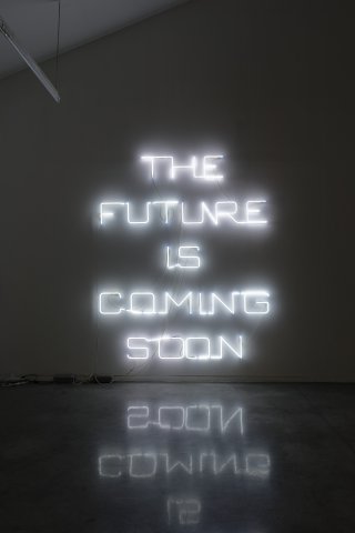 Pierre Bismuth, "The Future is coming soon", 2011. Néons, 300 x 230 cm. Collection du Mrac Occitanie, Sérignan. Crédit photo : Aurélien Mole.