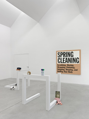 Vue d'installation, Sylvie Fleury - Shoplifters from Venus, Kunstmuseum Winterthur, 2023. Courtesy : Kunstmuseum Winterthur. Photo : Annik Wetter.