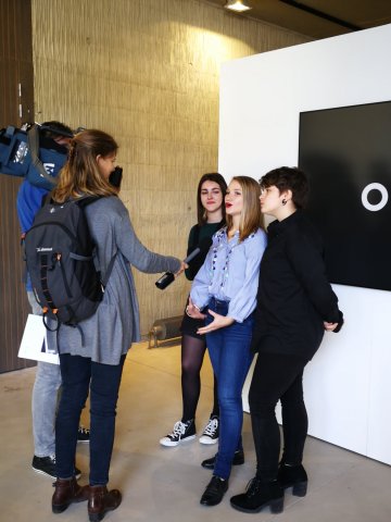 Interview des lycéennes-commissaires par France3 à L'Annexe du Mrac.