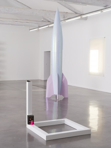 Sylvie Fleury, vue de l'exposition « Thunderb », Mrac Occitanie, Sérignan, 2025. Photo : Aurélien Mole