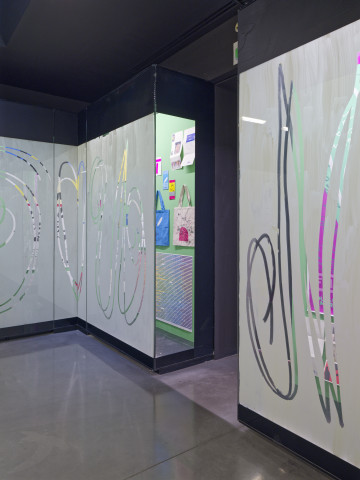 Huz & Bosshard, vue d'exposition "Une pensée pour les familles des vitrines". Mrac Occitanie, 2026. Photographie : Aurélien Mole.