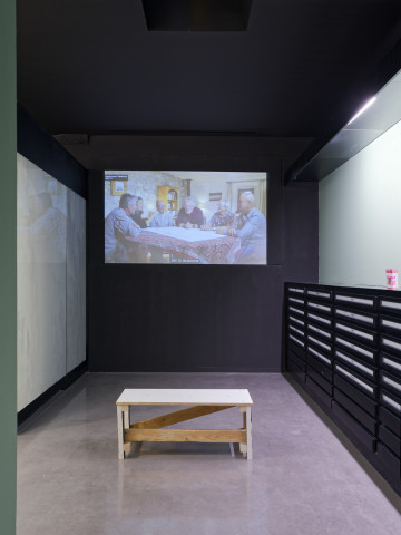 Huz & Bosshard, vue d'exposition "Une pensée pour les familles des vitrines", avec Camille Llobet. Mrac Occitanie, 2026. Photographie : Aurélien Mole.