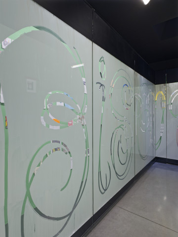 Huz & Bosshard, vue d'exposition "Une pensée pour les familles des vitrines". Mrac Occitanie, 2026. Photographie : Aurélien Mole.