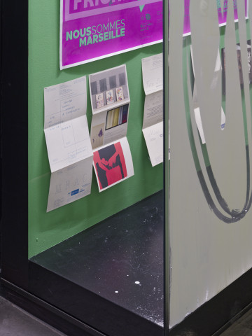 Huz & Bosshard, vue d'exposition "Une pensée pour les familles des vitrines". Mrac Occitanie, 2026. Photographie : Aurélien Mole.