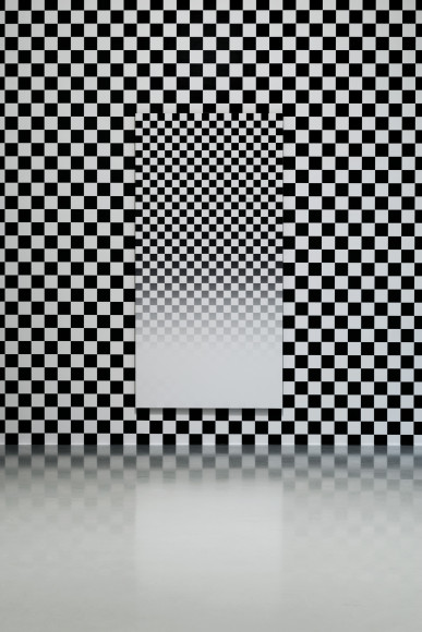 Philippe Decrauzat, "The Primary Forms are Larger and Smaller Squares Alternately Light and Dark, which Cover Most of the Field, Resembling a Chess Board", 2016, peinture murale.