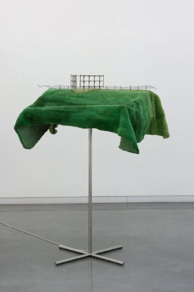 Didier Marcel, "Sans titre (Campus)", 2007 Tapis en laine, inox et matériaux mixtes, 92 x 75 x 145 cm, courtesy Galerie Michel Rein, Paris. photo JP.Planchon