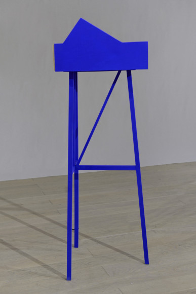 Toma Dutter, "Maquette", 2024. Bois et peinture mat, 150 x 40 x 45 cm. Courtesy de l'artiste.