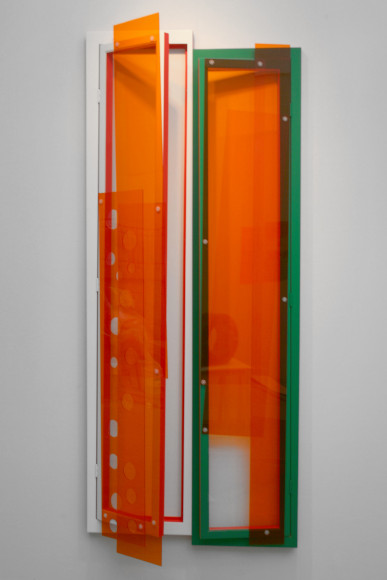 Tobias Rehberger, "Tollhaus Studio Window", 2006. Plexiglas et MDF laqué, 238 × 97 × 4,5 cm. Collection du Cnap en dépôt au Mrac Occitanie, Sérignan. Crédit photo : Galerie Micheline Szwajcer © Tobias Rehberger / Cnap