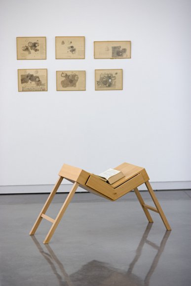 Nathalie Elemento, "Sous le poids de la culture", 2004. Bois de hêtre. 60,5 x 118 cm. Exposition Mrac Sérignan, 2007. Photographie Jean-Paul Planchon