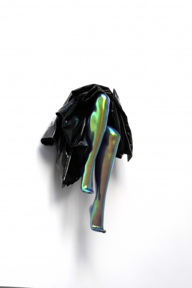 Sylvie Fleury, The Black Shiny Vinyl Raincoat, 2024. Vue d'installation, Sylvie Fleury - Sculpture Nails, Galerie Thaddaeus Ropac - Paris, 11.01.25 - 22.02.25. Courtesy : Thaddaeus Ropac - Paris. Photo : Pierre Tanguy.