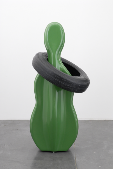Étienne Bossut, "Collier", 2007, sculpture, moulage, résine polyester, 135 x 65 x 65 cm, Collection Frac Occitanie Montpellier, photo Christian Perez © Adagp, Paris, 2026