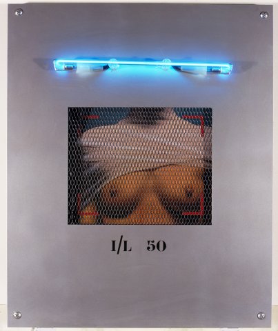 Peter Klasen, "Iron lady", 2000. Matériaux mixtes (acier, grille, néon), 50 x 61 cm. Collection Mrac Occitanie, Sérignan. Photo Pierre Schwartz.