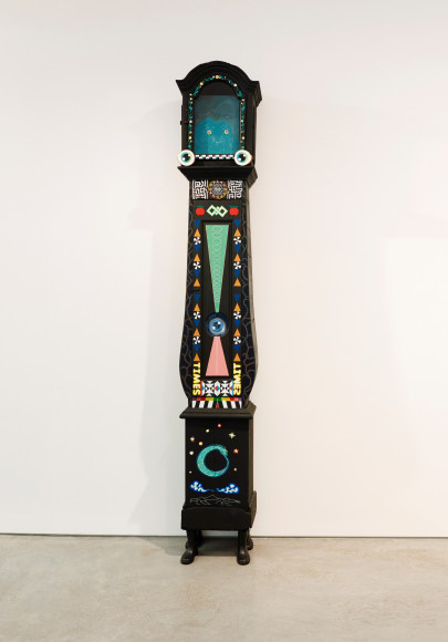 Vidya Gastaldon, "Santa Saturnia", 2019. Acrylique sur horloge et objets peints, 261 x 41 x 27.5 cm. Collection du Cnap, en dépôt au Mrac depuis 2023. Courtesy Art Concept Paris. Photographe : Claire Dorn.