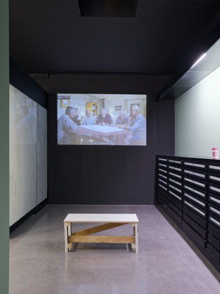 Huz & Bosshard, vue d'exposition "Une pensée pour les familles des vitrines", avec Camille Llobet. Mrac Occitanie, 2026. Photographie : Aurélien Mole.
