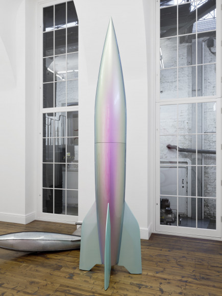Sylvie Fleury, First Spaceship On Venus (Icy Purple), 2023. Vue d'installation, Sylvie Fleury - Sprueth Magers, Londres, 2023. Courtesy de l'artiste et Sprueth Magers London. Photo : Ben Westboy.