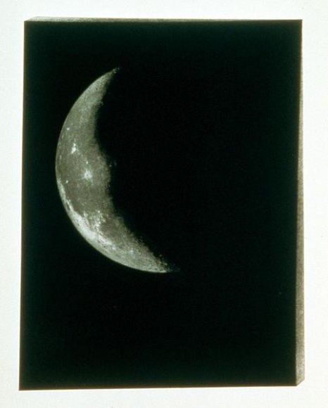 James Turrell, "Quarter Moon", 1999. De la série : "Moon". Gravure, aquatinte et photolithographie, 50 x 41 cm chaque. Photographie Yves Chenot. Inv. : FNAC 2000-41. Centre national des arts plastiques. Dépôt au Mrac Occitanie 
