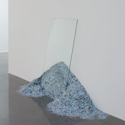 Margaux Szymkowi, "Retour de Belgique", 2010. Vitre, confettis, 140 x 85 cm. Photographie : J-P.Planchon