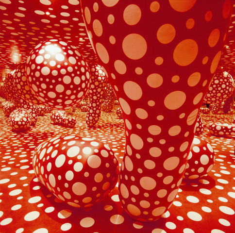 Yayoi Kusama, "Dots Obsession", 1998, Peinture, miroirs, ballons, adhésifs, 280 x 600 x 600 cm, collection les Abattoirs Musée – Frac Occitanie Toulouse © Yayoi Kusama ; crédits photogr. Grand Rond Production