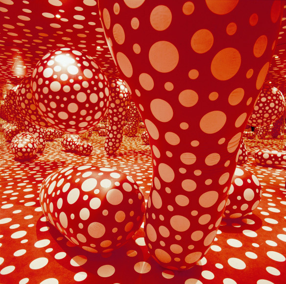 Yayoi Kusama, "Dots Obsession", 1998, Peinture, miroirs, ballons, adhésifs, 280 x 600 x 600 cm, collection les Abattoirs Musée – Frac Occitanie Toulouse © Yayoi Kusama ; crédits photogr. Grand Rond Production
