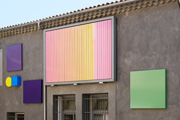 Bruno Peinado, "Il faut reconstruire l'Hacienda", œuvre pérenne sur la façade de l'extension du Mrac. Photographie Aurélien Mole. © Adagp