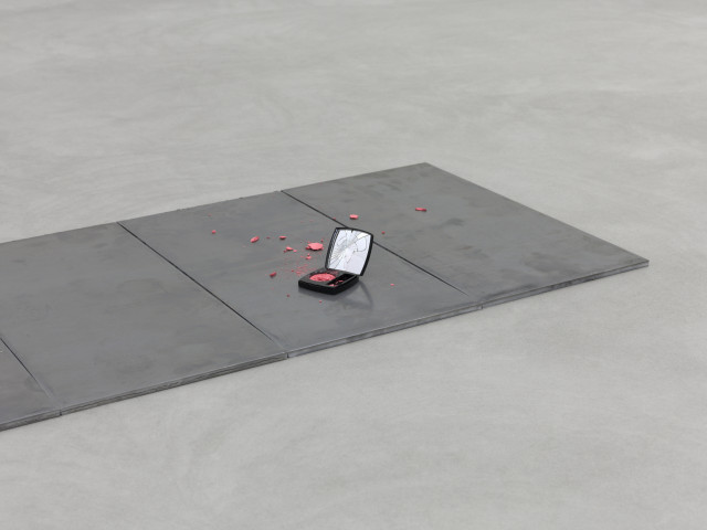 Sylvie Fleury, Rose Pétillant, 2023. Vue d'installation, Sylvie Fleury, Shoplifters from Venus, Kunst Museum Winterthur, 2023 Courtesy : Kunst Museum Winterthur/Sprueth Magers Gallery. Photo : Annik Wetter