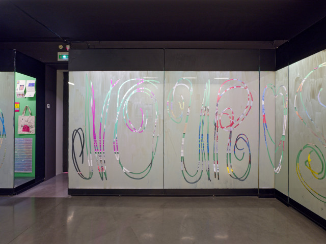 Huz & Bosshard, vue d'exposition "Une pensée pour les familles des vitrines". Mrac Occitanie, 2026. Photographie : Aurélien Mole.