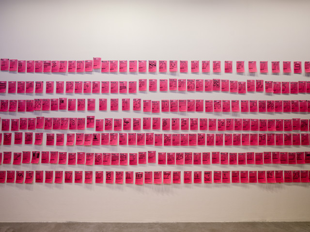 Huz & Bosshard, vue d'exposition "Une pensée pour les familles des vitrines", avec Matthieu Saladin. Mrac Occitanie, 2026. Photographie : Aurélien Mole.