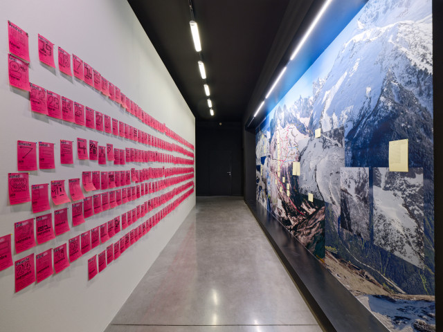 Huz & Bosshard, vue d'exposition "Une pensée pour les familles des vitrines", avec Matthieu Saladin et Camille Llobet. Mrac Occitanie, 2026. Photographie : Aurélien Mole.