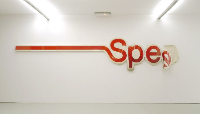 Jean-Baptiste Sauvage, "Spee", 2010. Enseigne fondue. 600 x 95 cm. Courtesy de l'artiste.