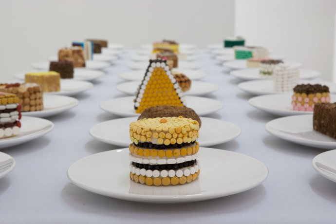 Xiang Zhang, "Ordonnance", 2011. 24 assiettes, pilules, polystyrène, nappe, table, 80 x 210 x 73 cm. Photographie : J-P.Planchon