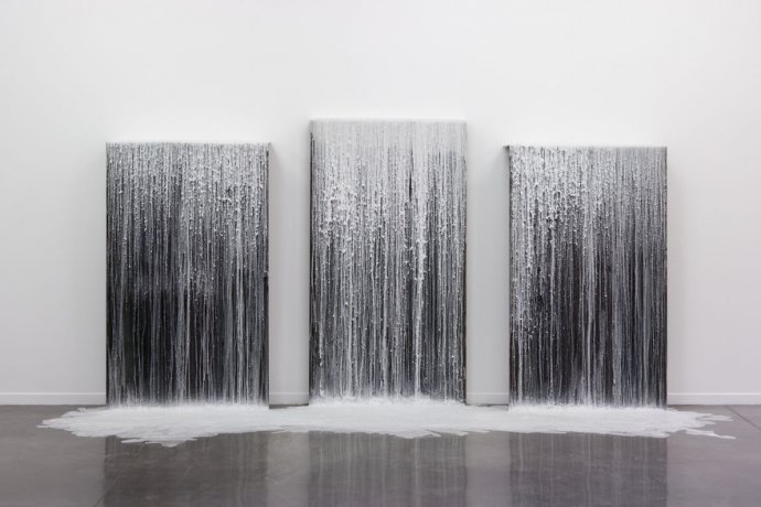 Sybille du Haÿs, "Silence", 2012. Trois plaques de tôle et paraffine blanche, 175x100 cm, 190x100 cm, 175x100 cm. Photographie : Jean-Paul