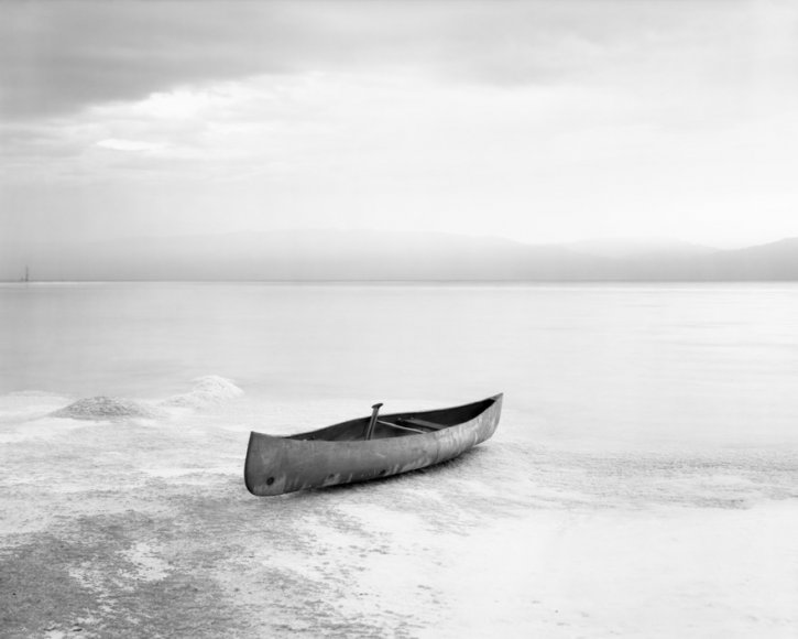 Simon Starling, ''Project for a Rift Valley Crossing. A canoe built with magnesium extracted from Dead Sea water and used on the 30th of November 2016 in an attempted crossing of the Dead Sea from Israel to Jordan'', 2015-2016. Collection du Mrac Occitanie. Photographie : Simon Starling.