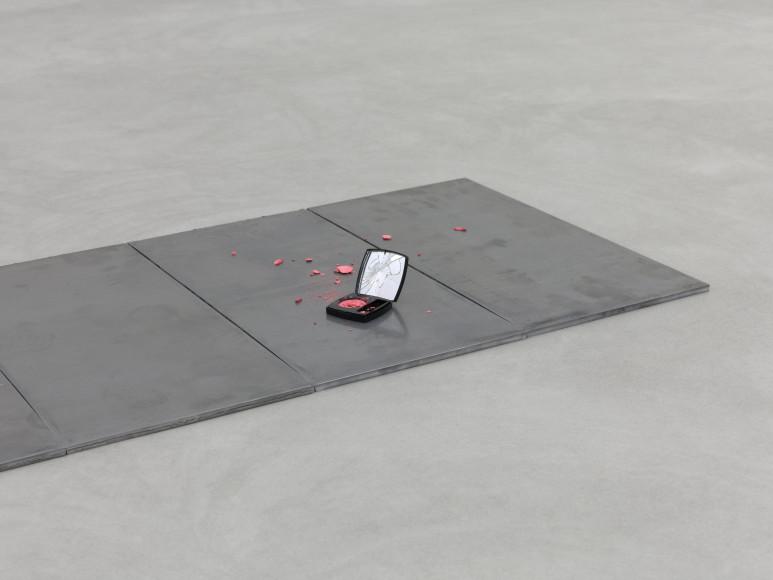 Sylvie Fleury, Rose Pétillant, 2023. Vue d'installation, Sylvie Fleury, Shoplifters from Venus, Kunst Museum Winterthur, 2023 Courtesy : Kunst Museum Winterthur/Sprueth Magers Gallery. Photo : Annik Wetter