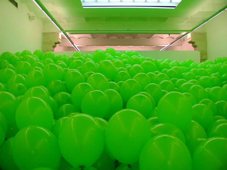 Martin Creed, "Work n° 262, sous-titre : Half the Air in a Given Space", 2001, installation, latex vert, dimensions variables, Collection Frac Occitanie Montpellier, photo Marie Brucker © Adagp, Paris, 2026