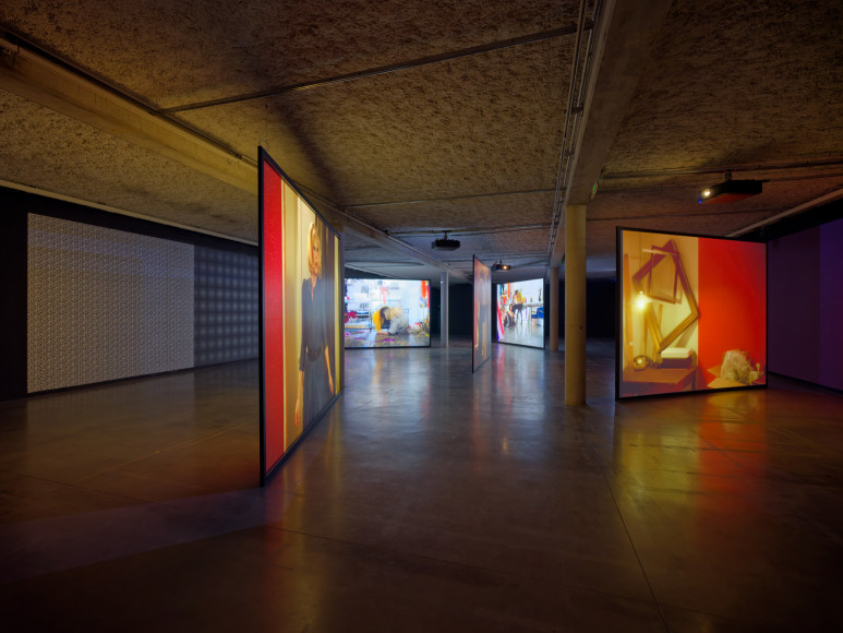 Brice Dellsperger, vue d'exposition, "Jean Biche & Sara Forever dans Le cours des choses". Mrac Occitanie, Sérignan, 2026. Photo : Aurélien Mole.