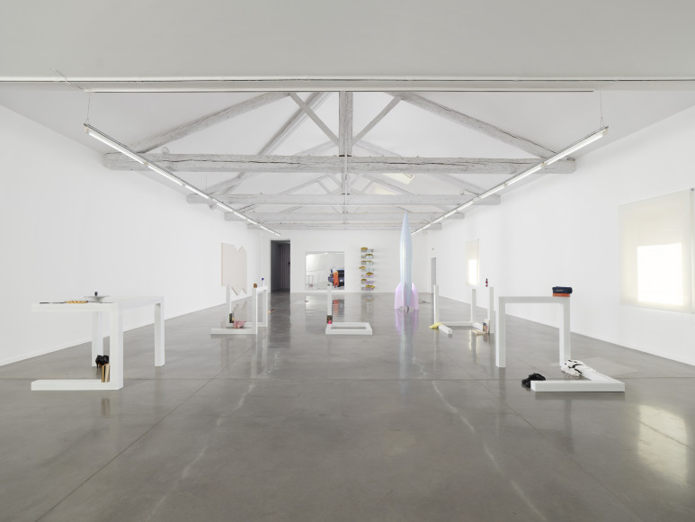 Sylvie Fleury, vue de l'exposition « Thunderb », Mrac Occitanie, Sérignan, 2025. Photo : Aurélien Mole