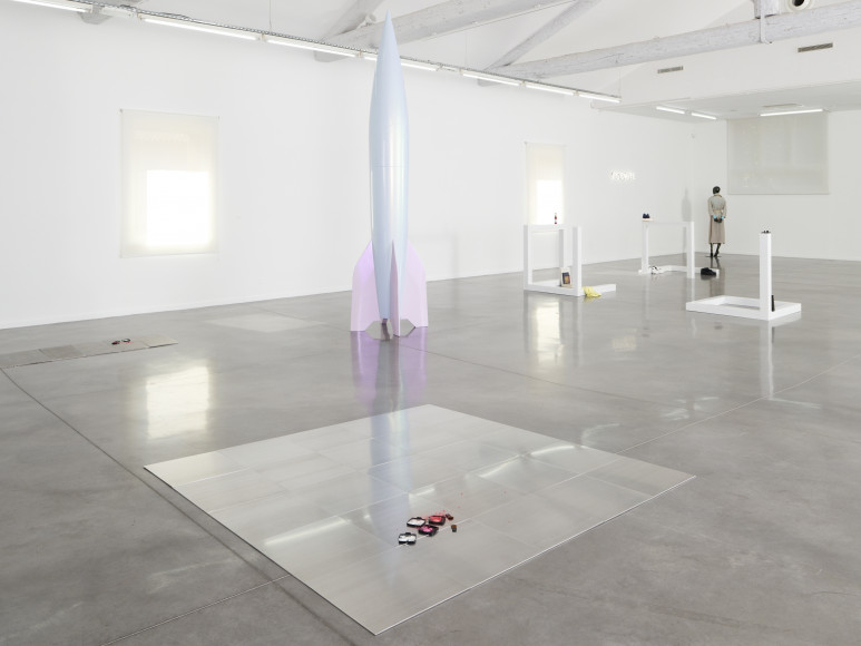 Sylvie Fleury, vue de l'exposition « Thunderb », Mrac Occitanie, Sérignan, 2025. Photo : Aurélien Mole