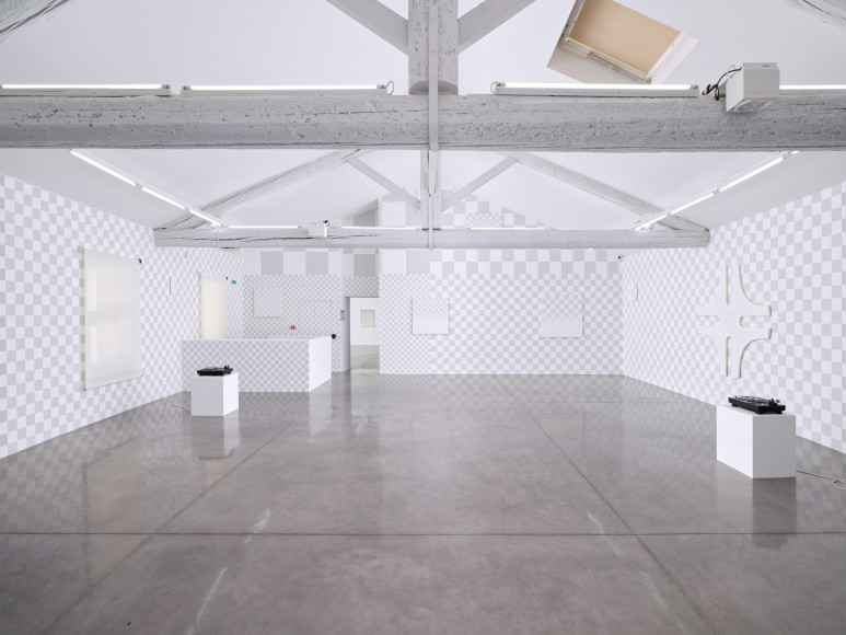 Philippe Decrauzat, vue d'exposition, "Intercisio". Mrac Occitanie, Sérignan, 2026. Photo : Aurélien Mole.