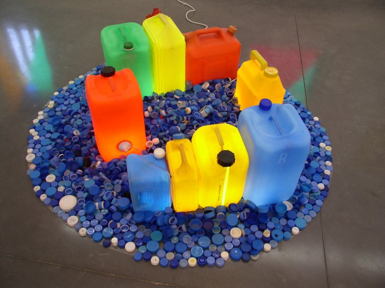 Régis-R Fort, "« R » Esse", 2005. Installation composée de bidons d'essence, bouchons en plastique, dimensions variables. © droits réservés Collection Mrac Occitanie