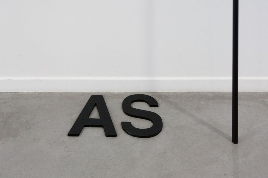 Peter Downsbrough, "AND, AS, BUT, room piece", 2013. Tubes en métal, ruban adhésif, lettres en acier. Courtesy de l'artiste, Courtesy Galerie Martine Aboucaya, Paris. Production MRAC-LR, Sérignan.