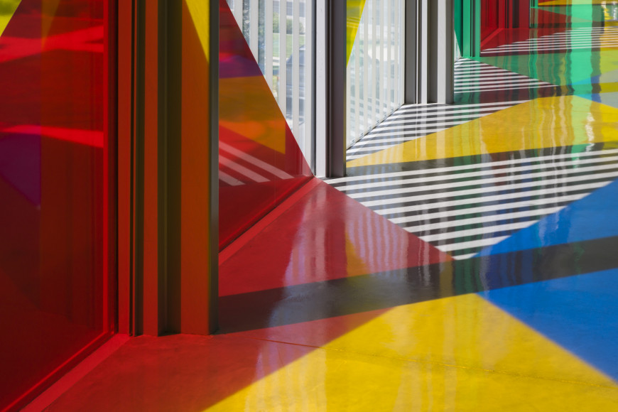 Daniel Buren, "Photo souvenir : Rotation, travail in situ", 2006. Vinyles colorés auto-adhésifs sur 46 fenêtres, dimensions variables. Collection Mrac Occitanie, Sérignan. Photo : Jean-Paul Planchon © Daniel Buren / ADAGP.