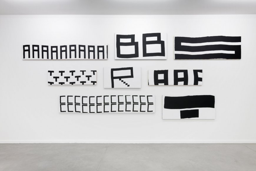Nicolas Chardon, "ABSTRACT", 2008-2009. Éléments, acrylique sur tissu. Collection Musée National d'Art Moderne, Centre Pompidou, Paris. Vue de l'exposition « Aoulioulé », Mrac Occitanie Sérignan, 2022. 