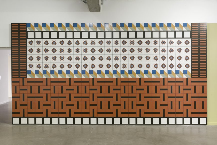 Nathalie Du Pasquier, "Mur de céramique", 2021. Céramique, 260 x 320 cm. Collection du Mrac Occitanie, Sérignan. Courtesy de l'artiste. Crédit photo : Aurélien Mole.